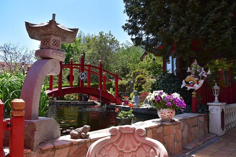 Gite Au Printemps Japonais, Petit Train De La Mure, Parc Des Ecrins Pierre-Chatel エクステリア 写真