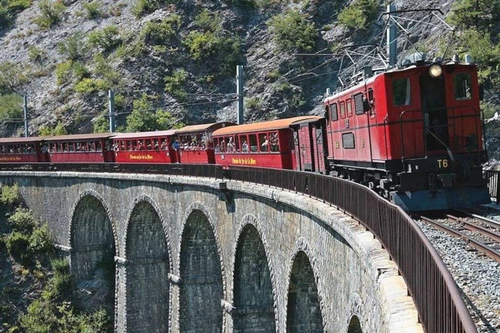 Gite Au Printemps Japonais, Petit Train De La Mure, Parc Des Ecrins Pierre-Chatel エクステリア 写真
