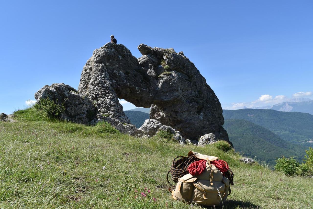 Gite Au Printemps Japonais, Petit Train De La Mure, Parc Des Ecrins Pierre-Chatel エクステリア 写真